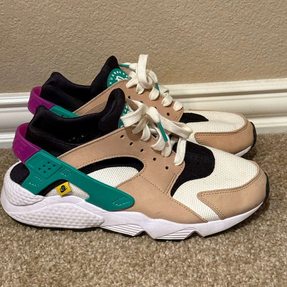 Nike Athletic Shoes Tan Black White